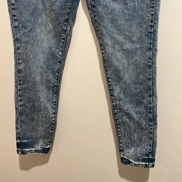 Judy Blue Lightwash Jeans - Picture 3 of 4